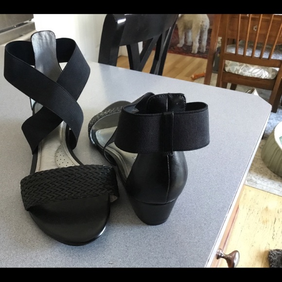 Ellen Tracy black wedge backed sandals NEW. 9.5 - Picture 6 of 6